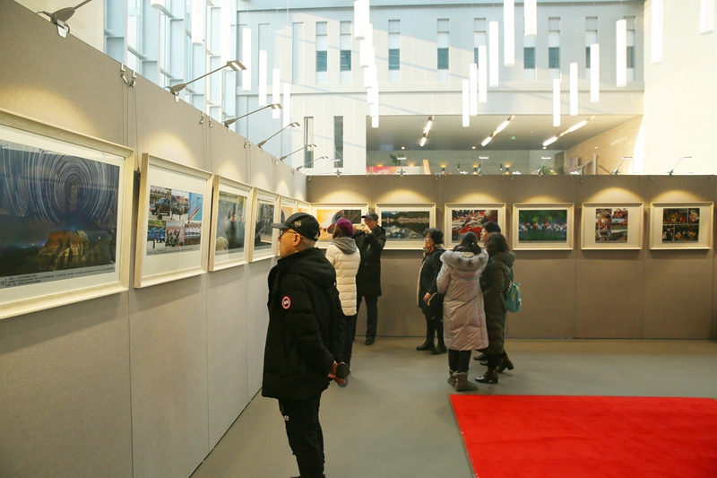 读者观看展现中国美•挥笔赞中华——庆祖国七十华诞主题摄影大赛优秀作品展 (2).jpg