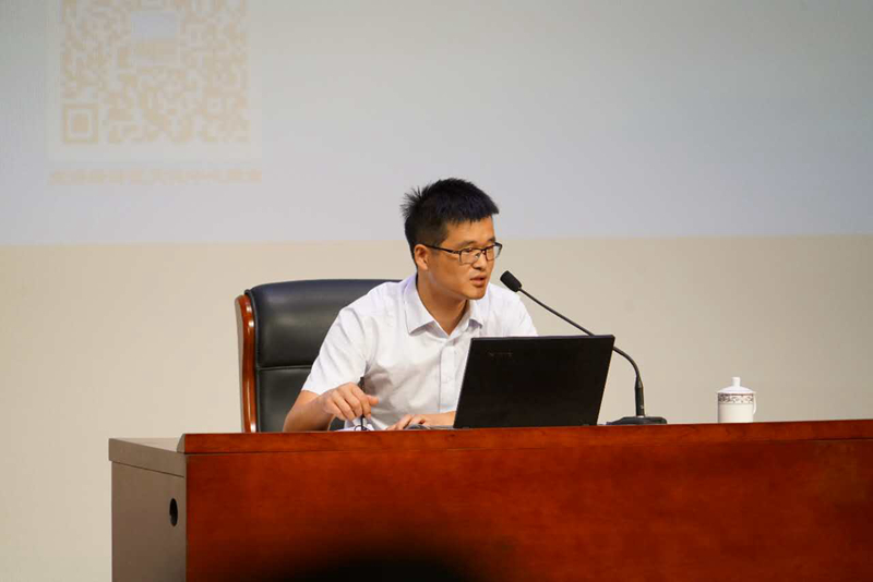 赵博士为大家详细讲解直升机概况.jpg