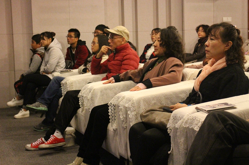 2.乐迷们在认真听讲2.jpg