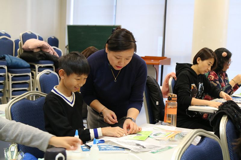 5小志愿者与老师交流制作工艺_副本.jpg