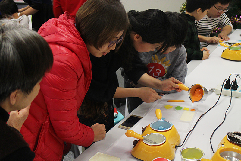 1.大家一起动手制作巧克力圣诞屋.jpg