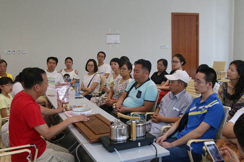 1.杨老师为大家介绍世界各国独特的饮茶文化3.jpg