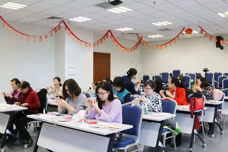 2志愿者认真制作衍纸样式_副本.jpg
