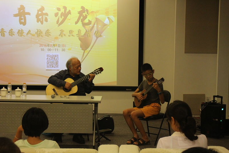 3.老师进行现场演奏113.jpg