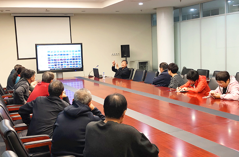 2焦老师声情并茂为影友讲解摄影大赛注意事宜.jpg