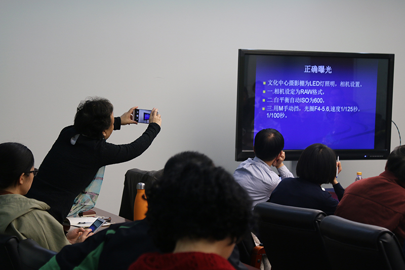 4.现场的摄影爱好者用手机记录下重要的学习内容.jpg
