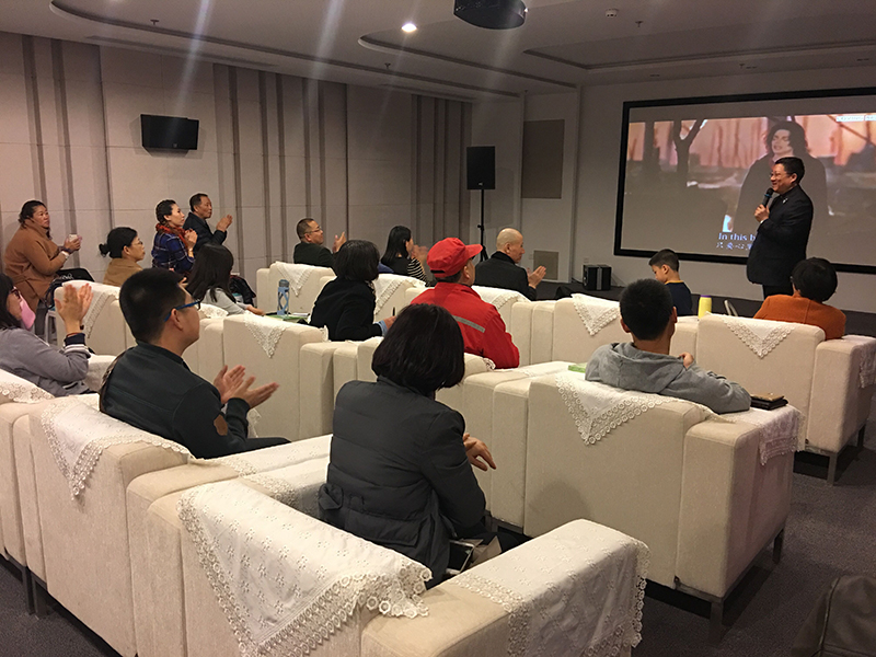 4.乐迷们对郭老师的精彩讲授报以热烈掌声.jpg