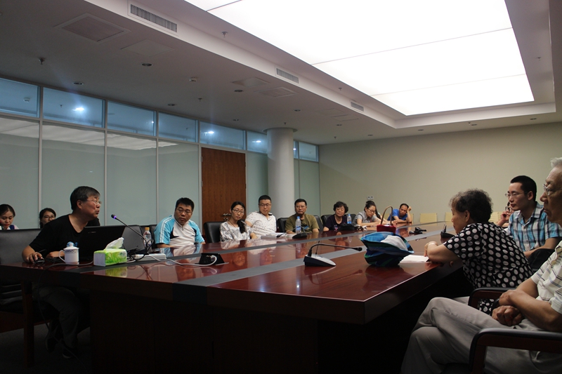 4.摄影爱好者们聚精会神地听焦老师点评作品.jpg