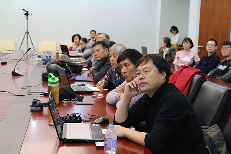 2.摄影爱好者聚精会神地听讲.jpg
