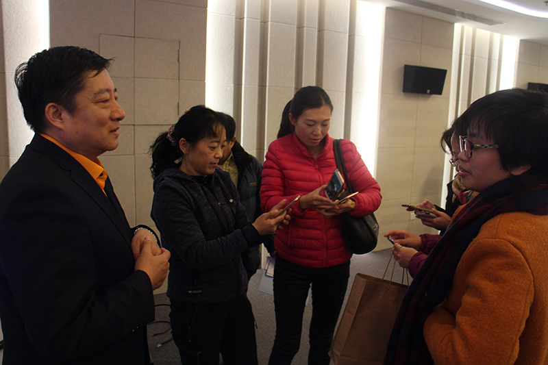 5.活动结束后郭老师继续回答乐迷们的问题.jpg