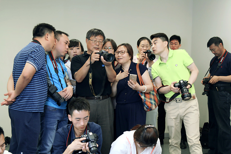 2焦老师就拍摄照片做讲解.jpg