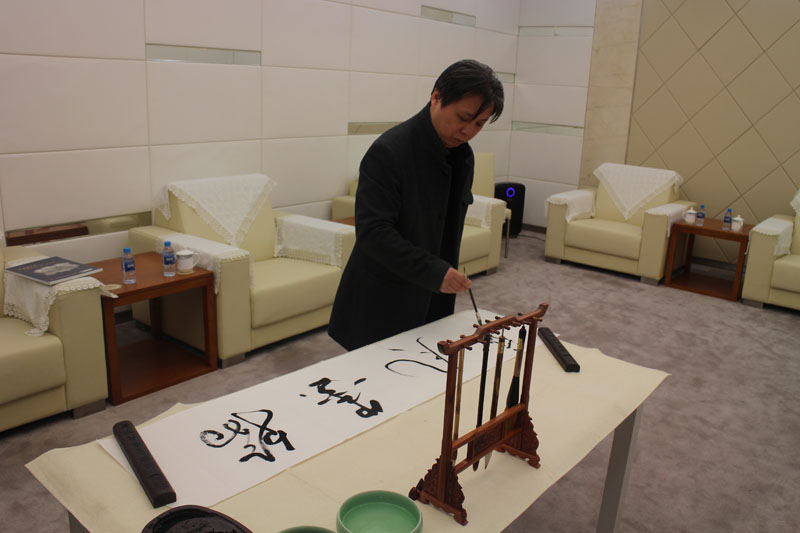 6.杨教授为空港文化中心题词留念.jpg