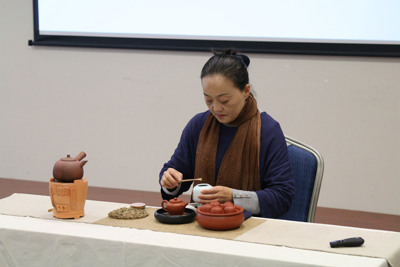 2.老师现场进行茶艺展示 2.老师现场进行茶艺展示.jpg