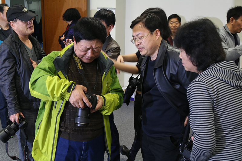 6.王老师对大家进行拍摄指导.jpg