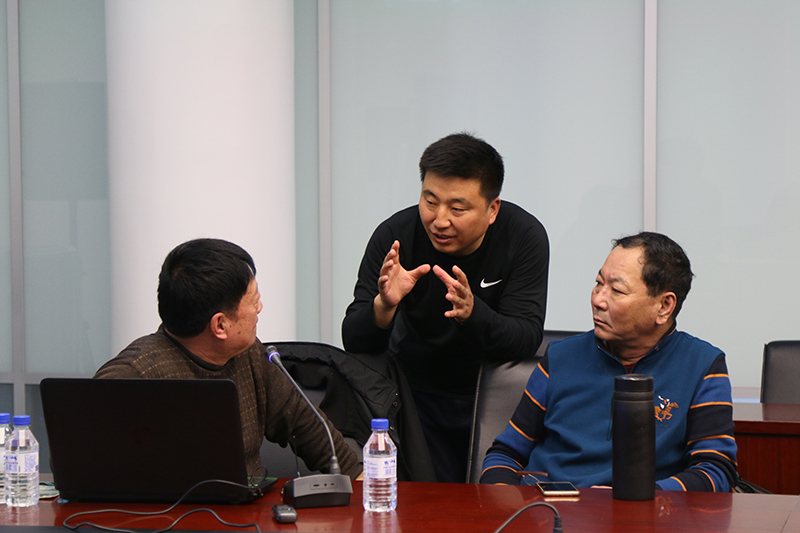 4.摄影爱好者与老师互动交流.jpg