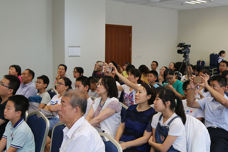 2.活动现场座无虚席.jpg
