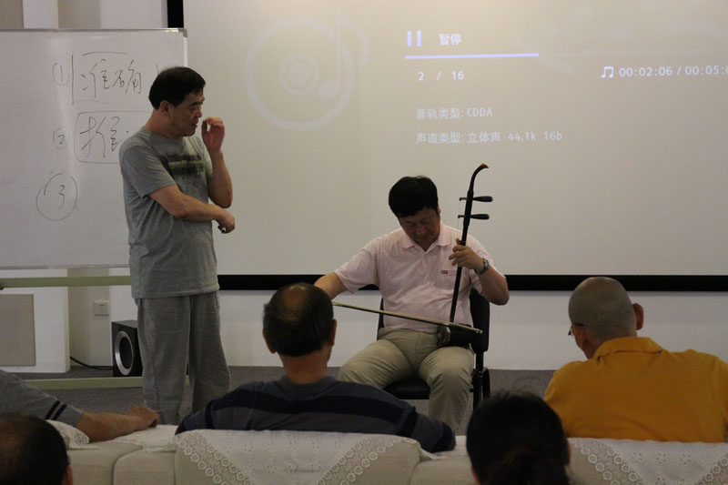 专业老师为大家现场演奏33.jpg