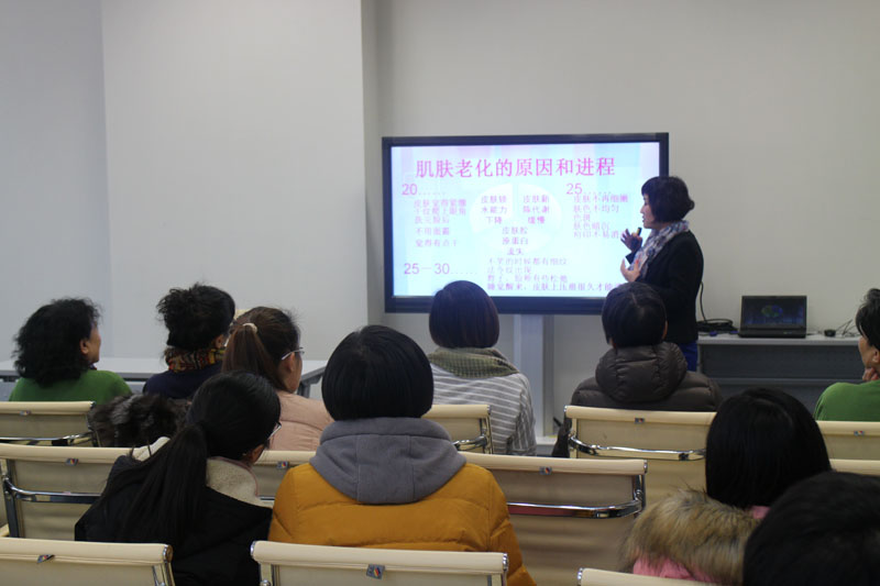 2.老师为大家讲解皮肤老化问题.jpg
