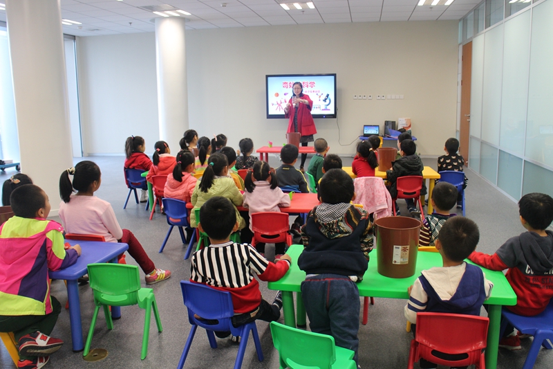 3.老师为小朋友们演示科学实验3.jpg
