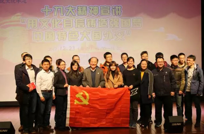 4.读者与主讲嘉宾合影留念.jpg