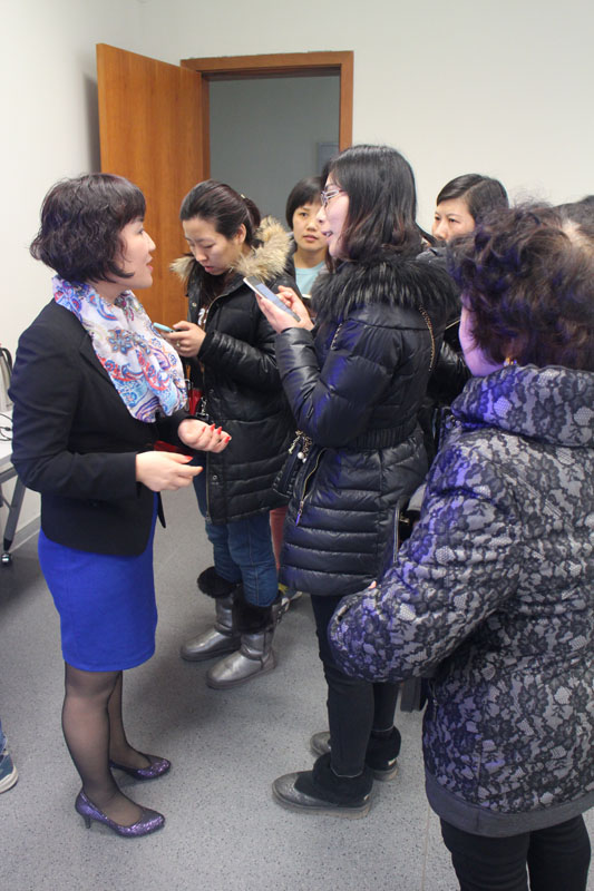 4.活动结束后读者们和老师亲切交流.jpg