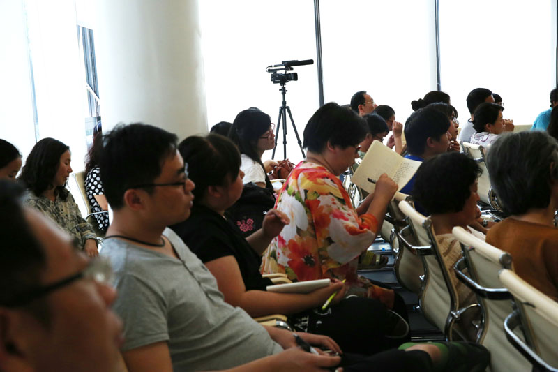 现场朋友们在聚精会神地听讲座4.jpg