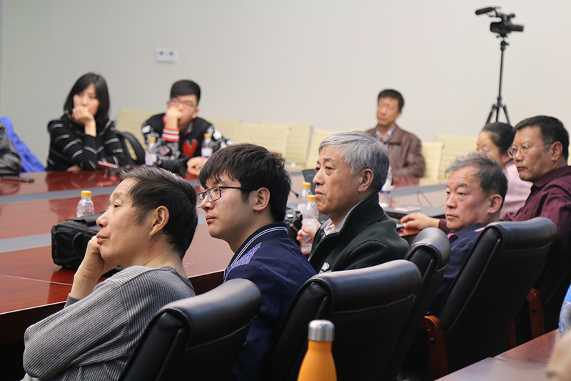 2.摄影爱好者们在聚精会神地听讲.jpg
