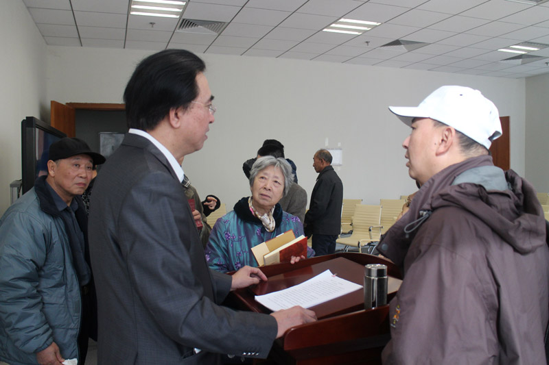 4.活动后读者久久不肯离去和李总互相交流.jpg