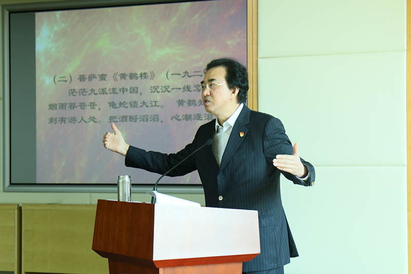 3.李总监在为大家介绍诗词的写作背景.jpg