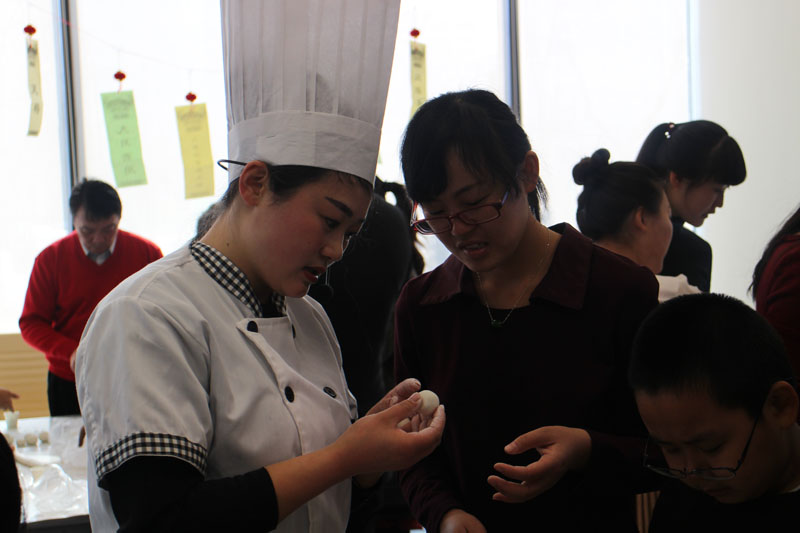 3.糕点师傅教大家包元宵.jpg