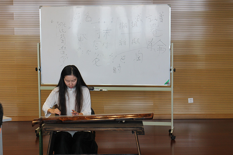 3.古琴演奏家为大家现场演奏.jpg