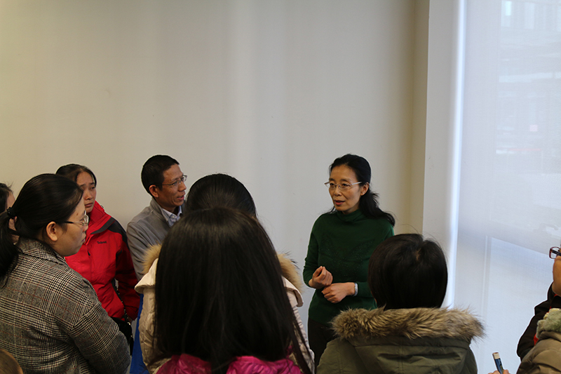 5.活动结束后家长们继续与专家交流.jpg