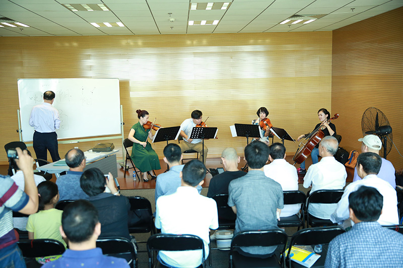 3.老师们为大家边讲解边演奏cccccccccc.jpg