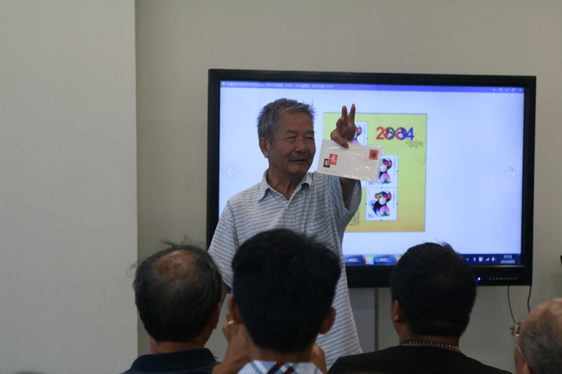 3.集邮爱好者向大家展示自己的收藏品.jpg